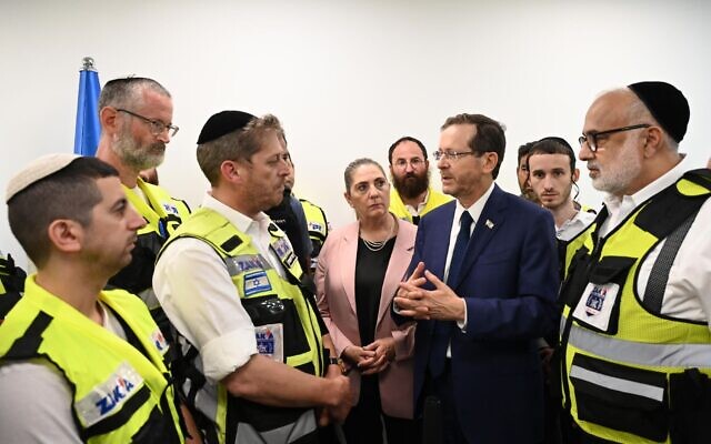 President Isaac Herzog speaks with first responders in Sderot on October 11, 2023. (Haim Zach/GPO)
