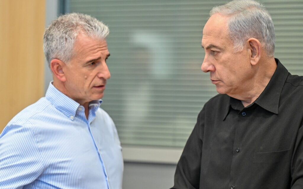 File: Prime Minister Benjamin Netanyahu (R) speaks with Mossad chief David Barnea at the IDF headquarters in Tel Aviv on October 15, 2023. (Kobi Gideon/GPO)