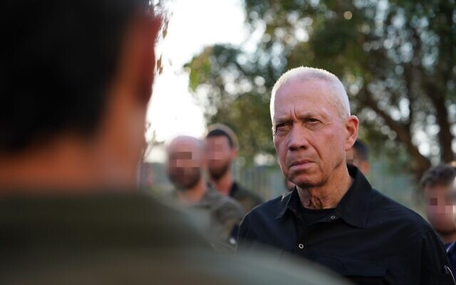 Defense Minister Yoav Gallant speaks to elite Air Force soldiers at the Palmachim airbase, October 31, 2023. (Ariel Hermoni/Defense Ministry)
