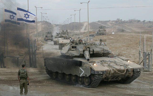 The last Israeli tanks exit the Gaza Strip through the Kissufim crossing, which led to the now-evacuated Gush Katif bloc settlements, 12 September 2005. (Yoav Lemmer/AFP)