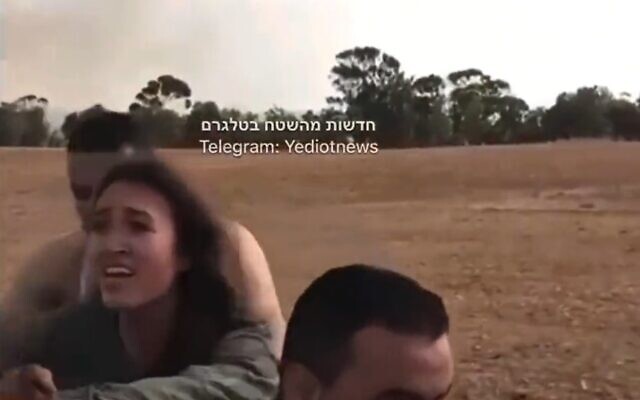 Israeli Noa Argamani is seen being kidnapped by Hamas terrorist in the south on October 7, 2023. (Screenshot used in accordance with clause 27a of the copyright law)