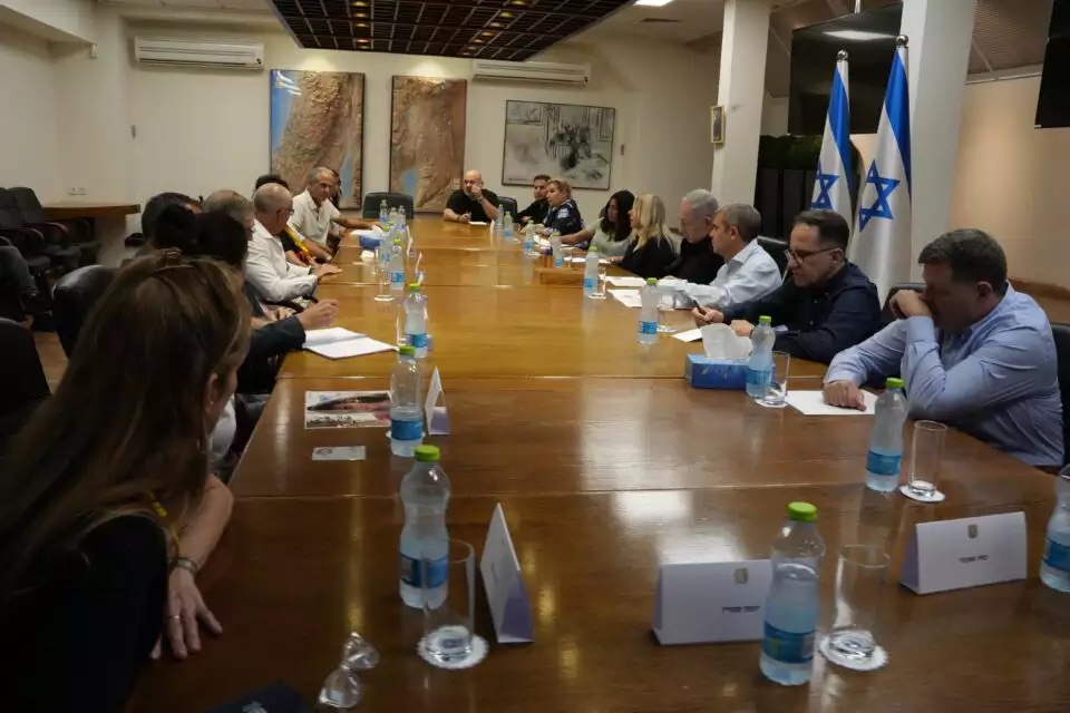 Families of hostages meet with Netanyahu to call for