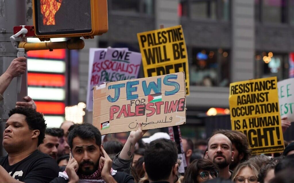 Some thousand demonstrators on Sunday gathered in Manhattan's Times Square to voice support for the Palestinian people and urge against continued US military aid to Israel (© Bryan R. Smith/ AFP)