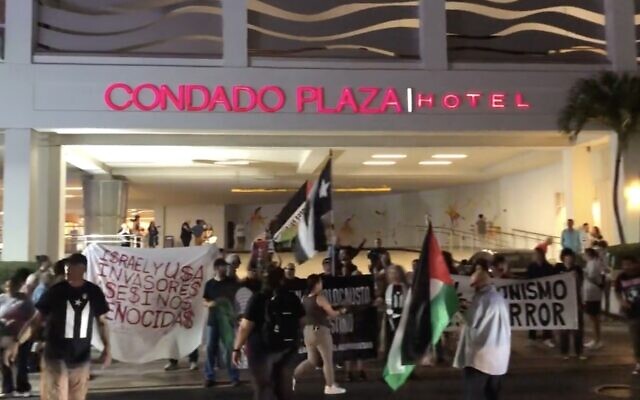Pro-Palestinian demonstrators protest against Israel outside a Shabbat event being held during the Somos Conference in San Juan, Puerto Rico, November 10, 2023. (Screenshot X, Used in accordance with Clause 27a of the Copyright Law)