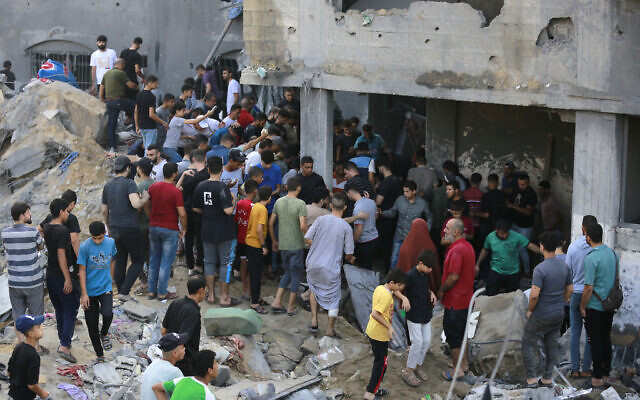 Palestinians check the destruction in the aftermath of an apparent Israeli strike in Jabaliya on November 1, 2023. (Bashar TALEB / AFP)