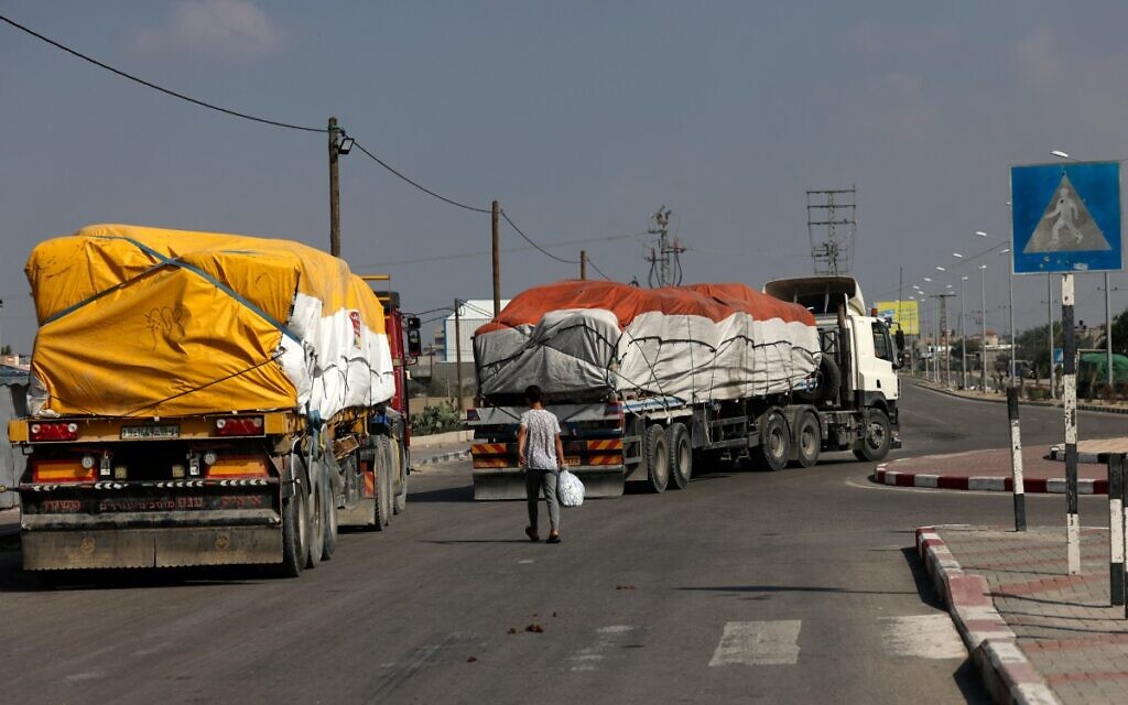Trucks carrying humanitarian aid enter the southern Gaza Strip from Egypt via the Rafah border crossing on November 2, 2023. (MOHAMMED ABED / AFP)