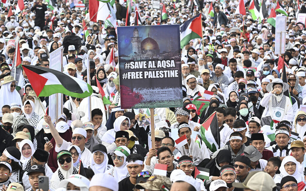 People take part in a mass rally in support of Palestinians in Jakarta on November 5, 2023. (Photo by Adek BERRY / AFP)