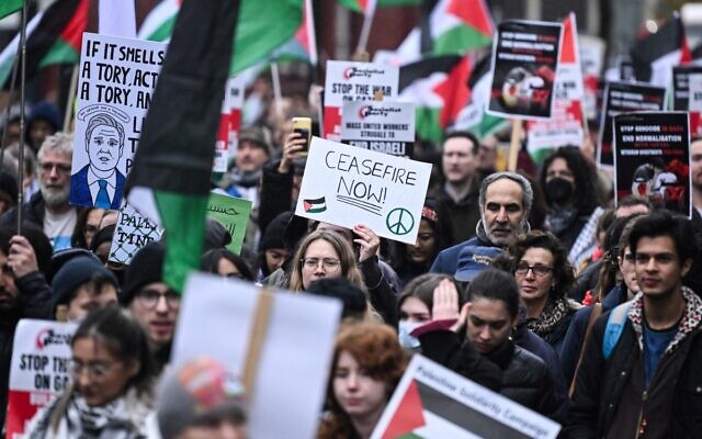 Protesters hold placards as they take part in the 'Day of Action for Palestine' from Chalk Farm to Camden Town, in London, on November 18, 2023 calling for a ceasefire in the war between Israel and Hamas. (JUSTIN TALLIS / AFP)