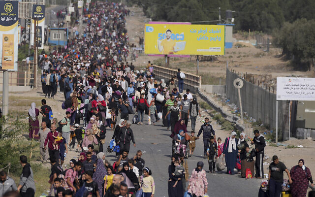 Palestinians flee to the southern Gaza Strip along Salah al-Din Street in Bureij, Gaza Strip, November 9, 2023. (AP Photo/Hatem Moussa)