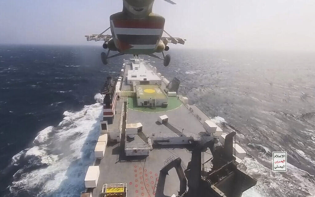 На этой фотографии, опубликованной Медиа-центром хуситов, виден вертолет сил хуситов, приближающийся к грузовому кораблю Galaxy Leader, 19 ноября 2023 года. (Медиа-центр хуситов через AP)