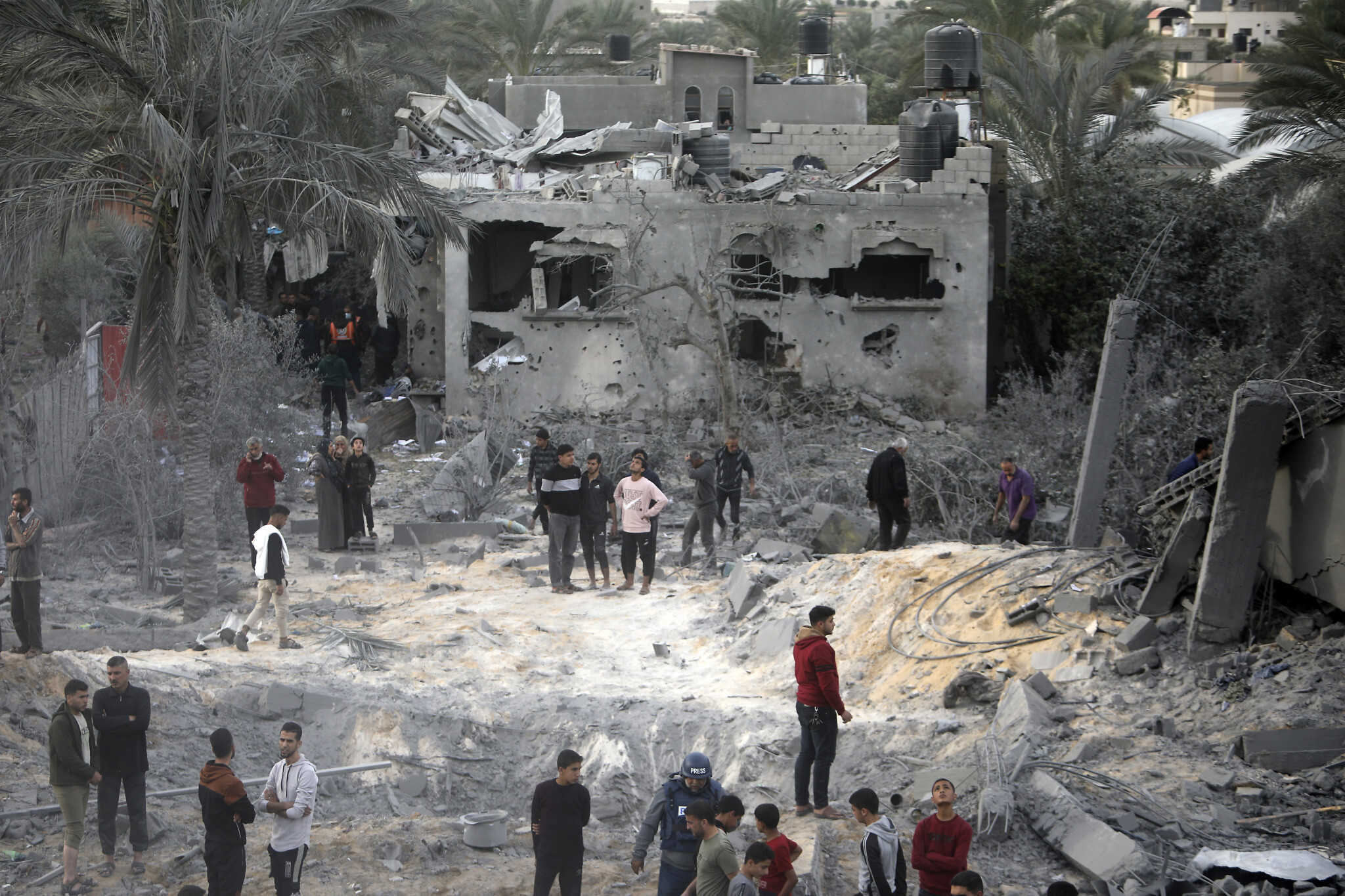 Israel-Gaza war updates: Biden welcomes release of US captives