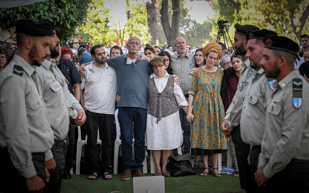Family and friends attend the funeral of Israeli reserve soldier Rabbi Naran Ashchar, who was killed in a tank overturn in northern Israel, at the Mount Herzl Military Cemetery in Jerusalem, November 6, 2023. (Arie Leib)
