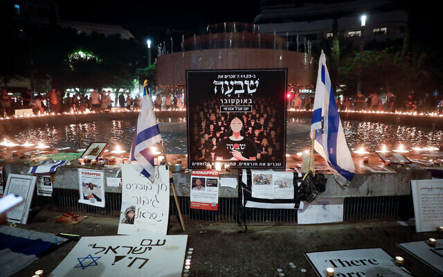 Israelis gather and light candles to mark one month since Hamas murdered and kidnapped Israelis, at Dizengoff Square in Tel Aviv, November 7, 2023. (Miriam Alster/Flash90)