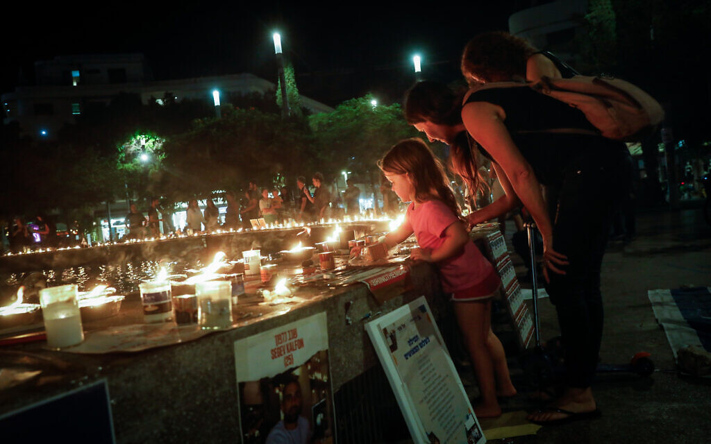 Israelis gather and light candles in memory of the victims of Hamas's October 7 onslaught, at Dizengoff Square in Tel Aviv, November 7, 2023. (Miriam Alster/Flash90)