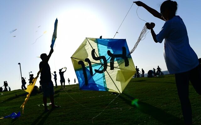 Surviving Kibbutz Kfar Aza residents hold their annual kite event in Tel Aviv on November 9, 2023, after the October 7 Hamas massacre in the Gaza border communities. (Tomer Neuberg/Flash 90)