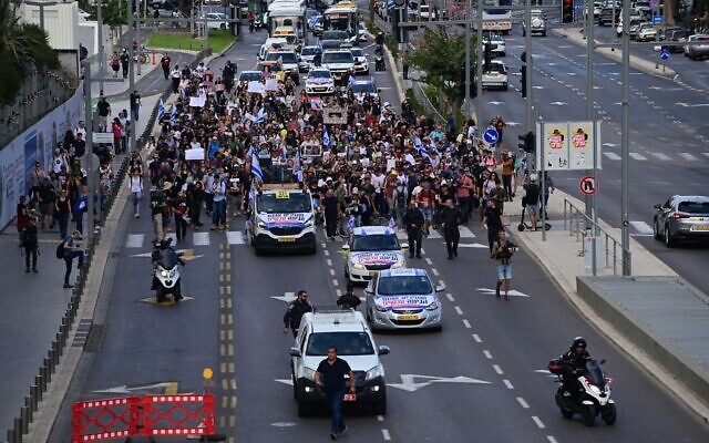 Israelis begin a days-long march in Tel Aviv towards the Knesset in Jerusalem, calling for the release of Israelis held hostage by terrorists in Gaza, November 14, 2023. (Tomer Neuberg/ Flash90)