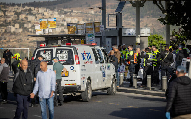 Security forces at the scene of a terror shooting attack at the entrance to Jerusalem, November 30, 2023. (Chaim Goldberg/Flash90)