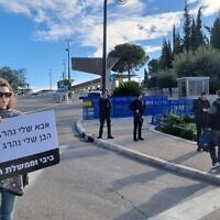 Yael Alon holding a sign outside the Knesset during a protest against the government, Nov. 29, 2023. (Twitter screenshot used in accordance with Clause 27a of the Copyright Law)