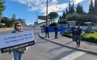 Yael Alon holding a sign outside the Knesset during a protest against the government, Nov. 29, 2023. It reads: 'My father was killed in the debacle of '73. My son was killed in the debacle of '23. Prosecute Bibi and his government of ruin.' (Twitter screenshot used in accordance with Clause 27a of the Copyright Law)