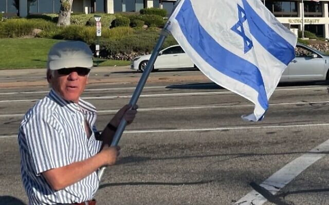 Paul Kessler protests in solidarity with Israel outside Los Angeles on November 5, 2023. (Courtesy; used in accordance with clause 27a of the copyright law)