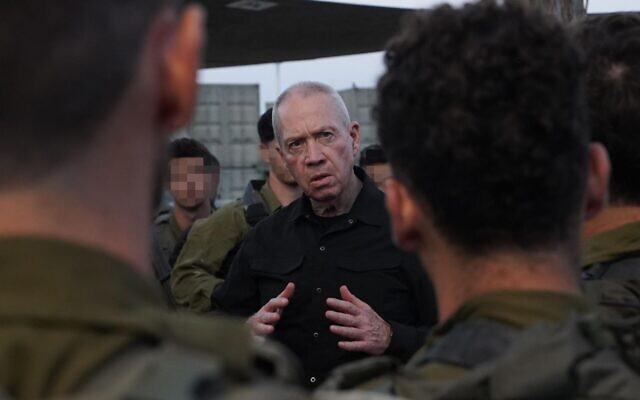 Defense Minister Yoav Gallant speaks to troops of the elite Yahalom combat engineering unit, November 2, 2023. (Ariel Hermoni/Defense Ministry)