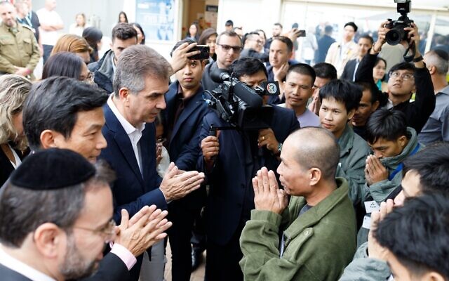 Israeli and Thai foreign ministers Eli Cohen and Parnpree Bahiddha-Nukara visit the freed Thai workers at Shamir Medical center in Israel. (Gideon Sharon/Ministry of Foreign Affairs)