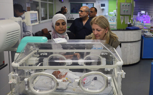 UNICEF executive director Catherine Russell (right) visits Nasser Hospital in Khan Younis, Gaza on November 14, 2023. (UNICEF/ UNI470988)