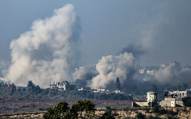 Дим піднімається над будівлями після ударів Ізраїлю в Газі, 1 грудня 2023 року. (John MacDougall / AFP)