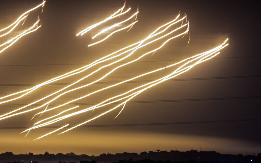 This long exposure picture taken from southern Israel near the border with the Gaza Strip shows Israeli flares drifting over north Gaza on December 1, 2023. (John MACDOUGALL / AFP)