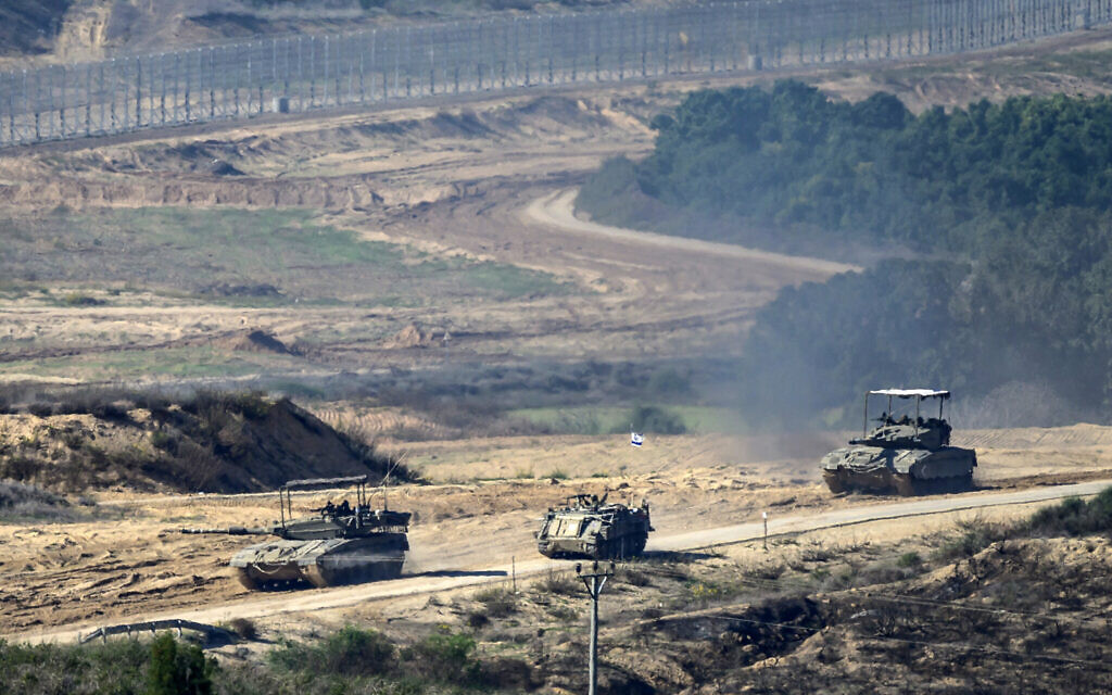 This picture taken from southern Israel near the border with the Gaza Strip shows Israeli tanks on December 3, 2023 (John MACDOUGALL / AFP)
