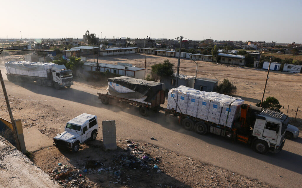 Trucks carrying humanitarian aid enter the Gaza Strip via the Rafah crossing with Egypt on December 2, 2023. (SAID KHATIB / AFP)