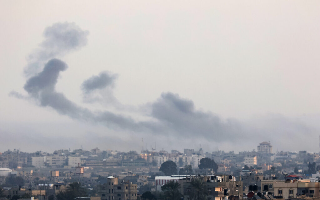 Smoke rises following Israeli strikes in Khan Younis in the southern Gaza Strip, early on December 4, 2023. (SAID KHATIB / AFP)
