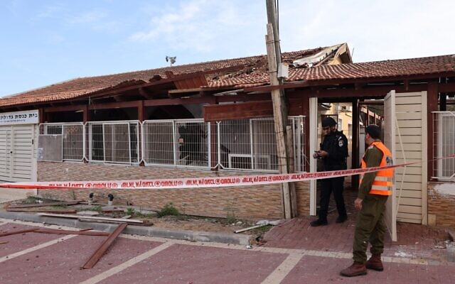 Security forces inspect a synagogue after it was hit following a rocket attack from the Gaza Strip, in Sderot, December 3, 2023. (JACK GUEZ / AFP)