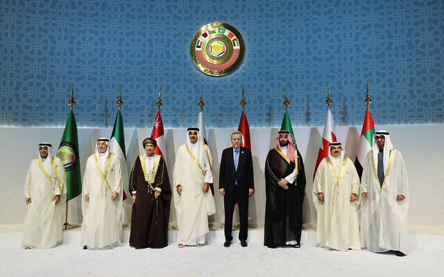 Qatar's  Emir Sheikh Tamim bin Hamad al-Thani (C-L) and Turkey's President Recep Tayyip Erdogan (C-R) posing for a group picture with Gulf leaders and officials meeting in Doha on December 5, 2023. (Turkish presidency press office / AFP)
