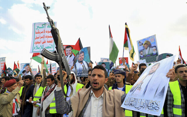 Yemenis in Houthi-controlled territory brandishing their guns chant slogans during a march in solidarity with the people of Gaza, in the capital Sanaa on December 15, 2023. (MOHAMMED HUWAIS / AFP)