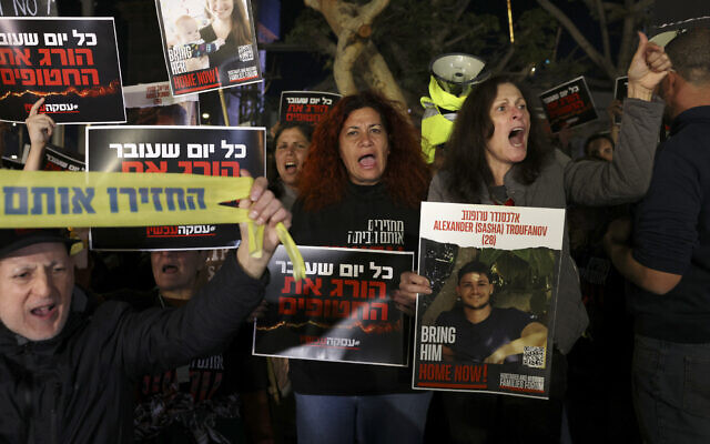 Hundreds march in Tel Aviv demanding hostage deal after IDF killed 3 in ...