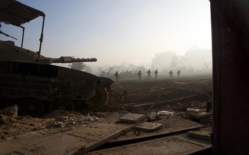 Израильские войска и танки в секторе Газа на фото, опубликованном 19 декабря 2023 г. (Силы обороны Израиля)