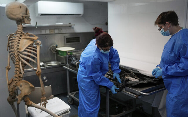 Israeli forensic experts work on bodies of Israelis killed by Hamas militants in the National Center for Forensic Medicine in Tel Aviv, Israel on Oct. 18, 2023.(AP Photo/Ohad Zwigenberg, File)