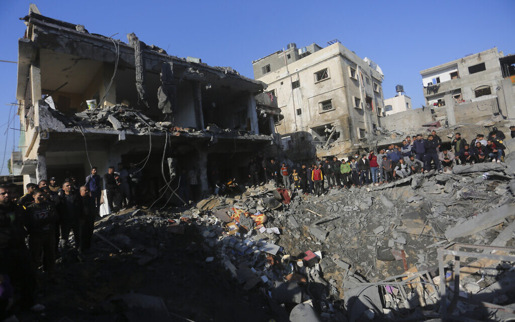 Палестинцы осматривают ущерб после израильского удара в Рафахе на юге сектора Газа, вторник, 19 декабря 2023 года. (AP Photo/Hatem Ali)