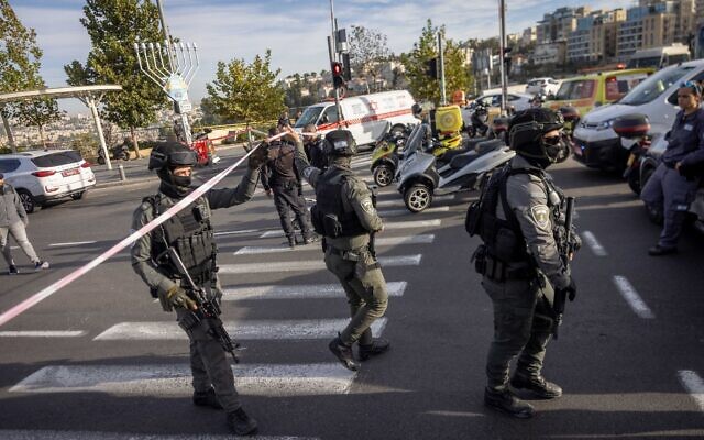 Israeli security at the scene of a terror in Jerusalem, November 30, 2023. (Chaim Goldberg/Flash90)