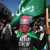 Supporters of the Hamas terror group rally in Hebron, West Bank, December 1, 2023. (Wisam Haslmaoun/Flash90)