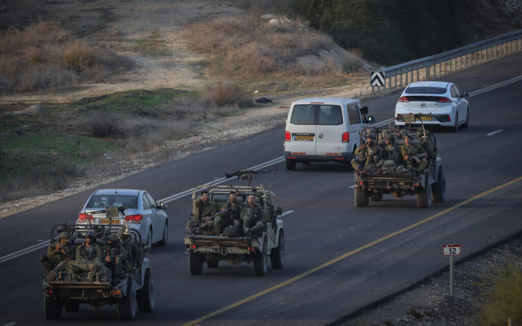 Israeli soldiers seen on a road near the Israeli-Gaza border, southern Israel, December 4, 2023. (Chaim Goldberg/Flash90)