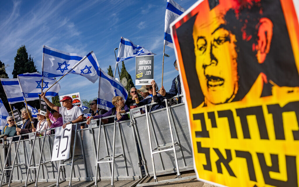Israelis protest against Prime Minister Benjamin Netanyahu, outside the Knesset in Jerusalem, December 4, 2023. The sign reads "Destroying Israel." (Yonatan Sindel/Flash90)