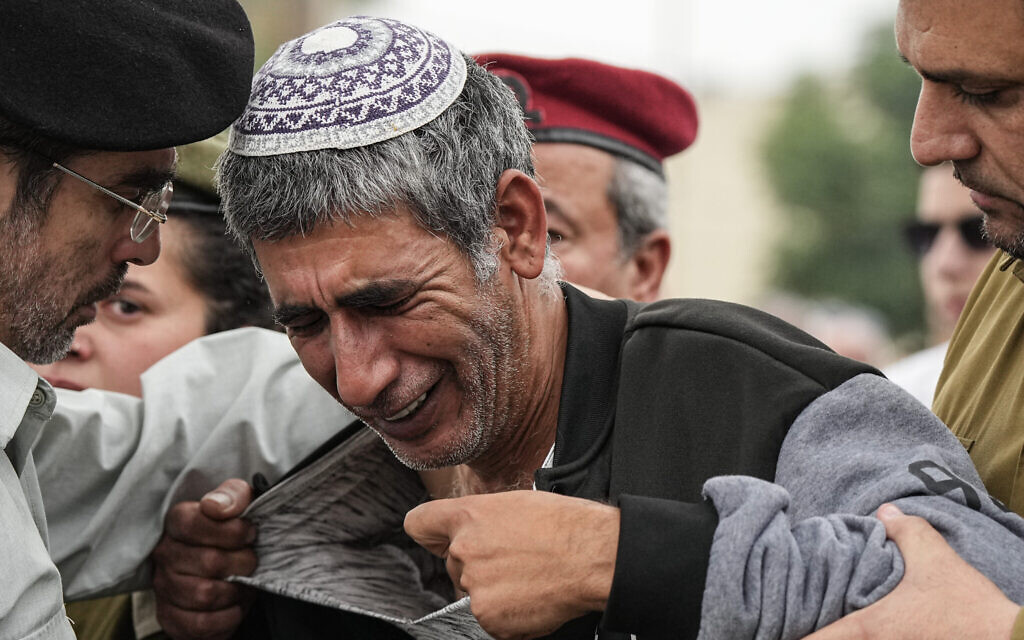 The father of Israeli soldier Staff Sergeant Tuval Yaakov Tsanani, who was killed in Gaza, mourns during the funeral in Kiryat Gat, on December 5, 2023. (Flash90)