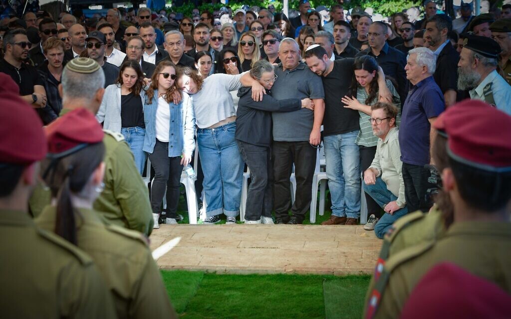 War cabinet minister Gadi Eisenkot, family and friends attend the funeral of his son Gal in Herzliya on December 8, 2023. (Avshalom Sassoni/Flash90)