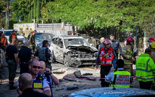 Israeli security and rescue forces at the scene where a rocket fired from the Gaza Strip by Palestinian terrorists hit and caused damage in Holon, December 11, 2023. (Avshalom Sassoni/Flash90)