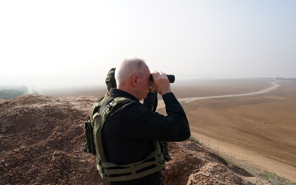 Defense Minister Yoav Gallant observes the northern Gaza Strip from the border, December 4, 2023. (Ariel Hermoni/Defense Ministry)