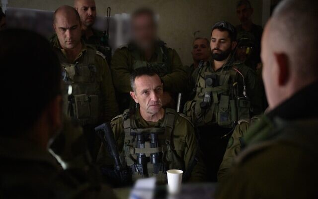 Начальник штаба ЦАХАЛа генерал-лейтенант Герци Халеви беседует с командирами в Хузаа на юге сектора Газа, 31 декабря 2023 года. (Силы обороны Израиля)