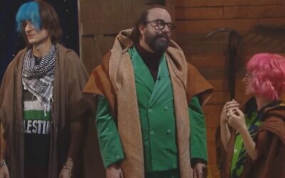 Tamir Bar (L), Liat Harlev (R), and Brett Gelman (C), in their roles as two Berkley students and their professor, on sketch comedy show "Eretz Nehederet," December 27, 2023. Screen capture: Eretz Nehederet, Channel 12. Used in accordance with Clause 27a of the Copyright Law.