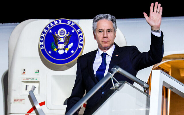 US Secretary of State Antony Blinken gestures as he arrives in Abu Dhabi on January 7, 2024. (EVELYN HOCKSTEIN / POOL / AFP)